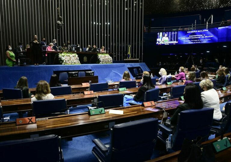 Repúdio à fala de deputado marca homenagens do Congresso às mulheres