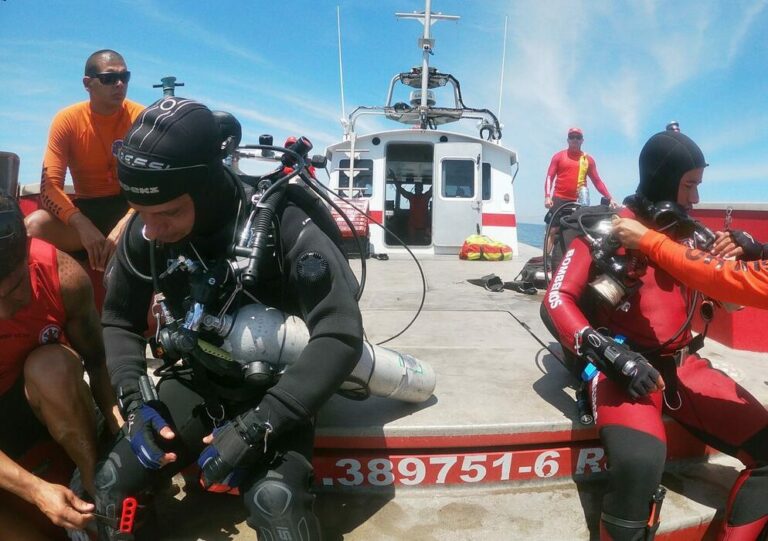 Bombeiros buscam vítimas de naufrágio no Rio