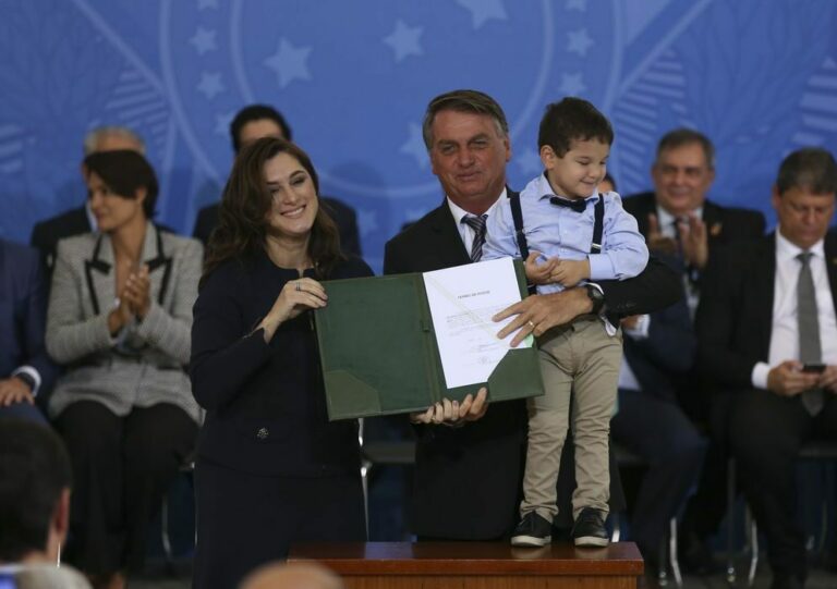 Novos ministros tomam posse no Palácio do Planalto