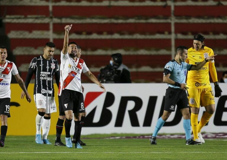 Na altitude de La Paz, Corinthians perde na estreia da Libertadores