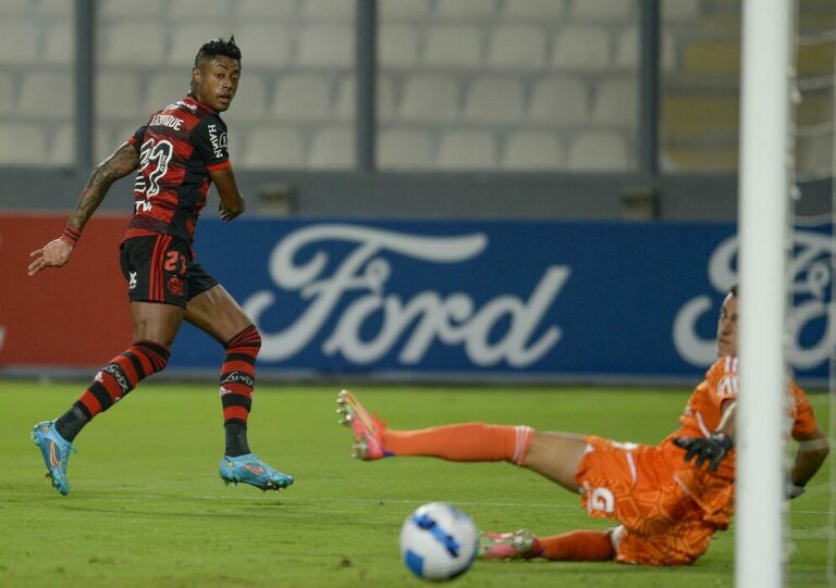 Libertadores: Flamengo supera Sporting Cristal por 2 a 0