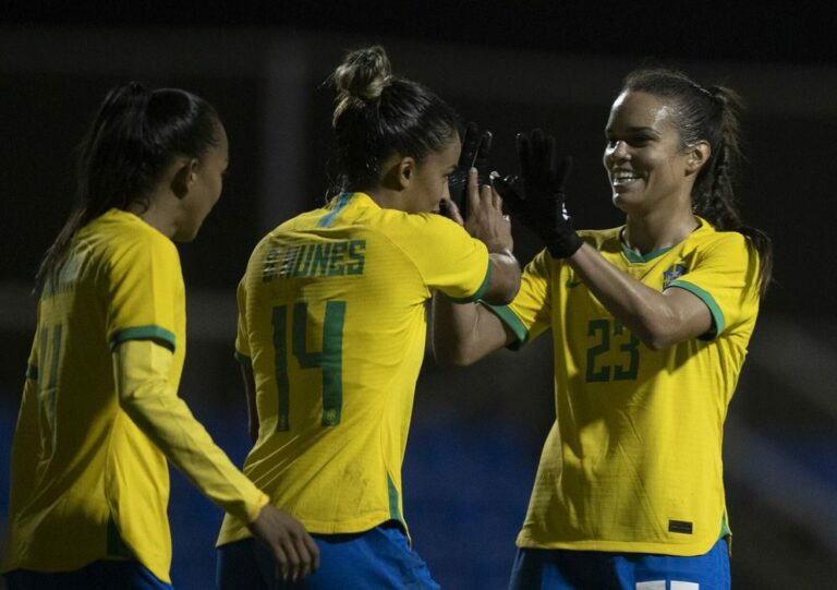 Gabi Nunes marca duas vezes e Brasil vence Hungria por 3 a 1