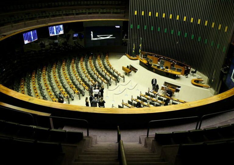 Deputados têm até hoje para trocar de partido sem perder mandato