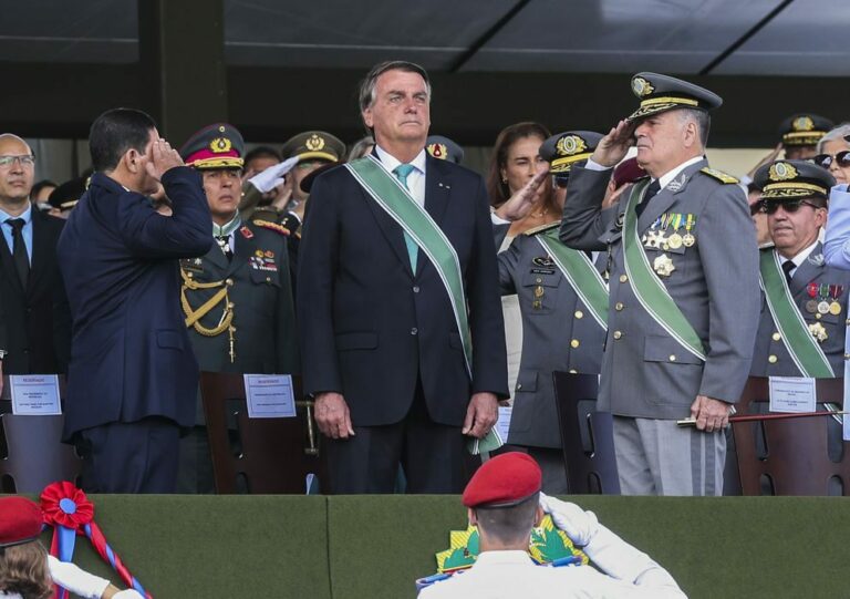 Exército está presente em momentos difíceis do país, diz presidente