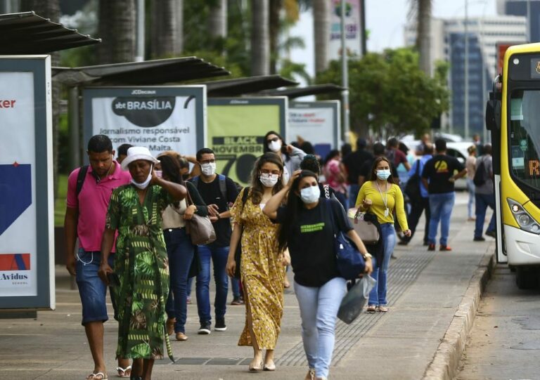 Conselhos de Saúde questionam fim da emergência da pandemia