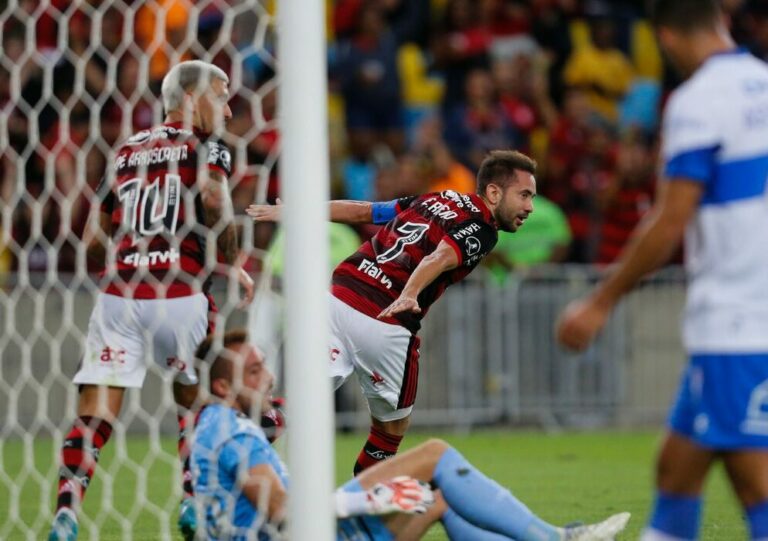 Flamengo derrota Universidad Católica e se classifica na Libertadores