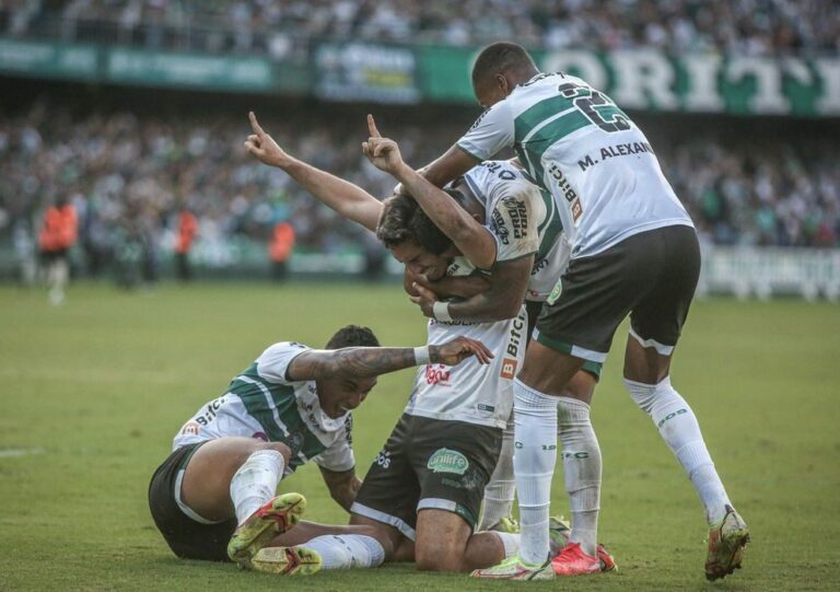 Flu sai na frente, mas Coritiba vira no Couto Pereira e crava 3 a 2