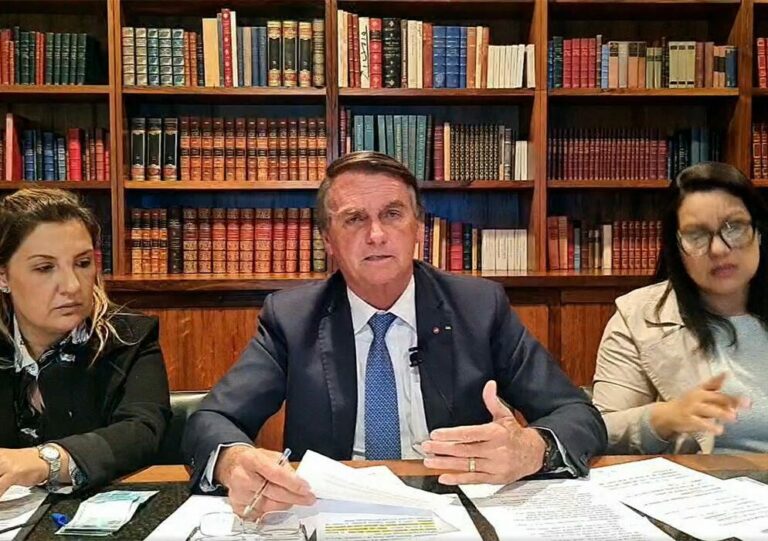 Presidente Jair Bolsonaro cogita reestruturar carreiras da PRF e Depen