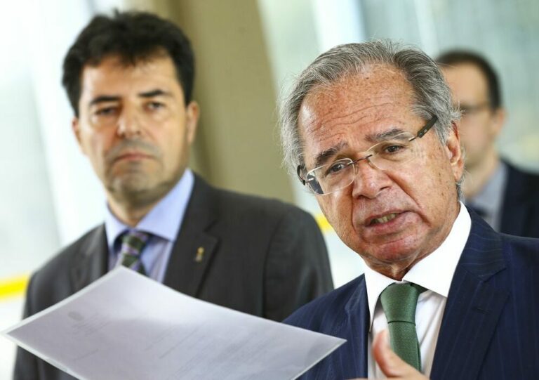 Ministro entrega estudos de privatização da PPSA e da Petrobras