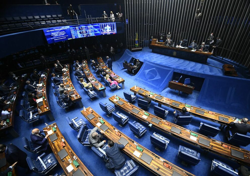 Senado aprova PEC com pacote de auxílios a carentes e a caminhoneiros