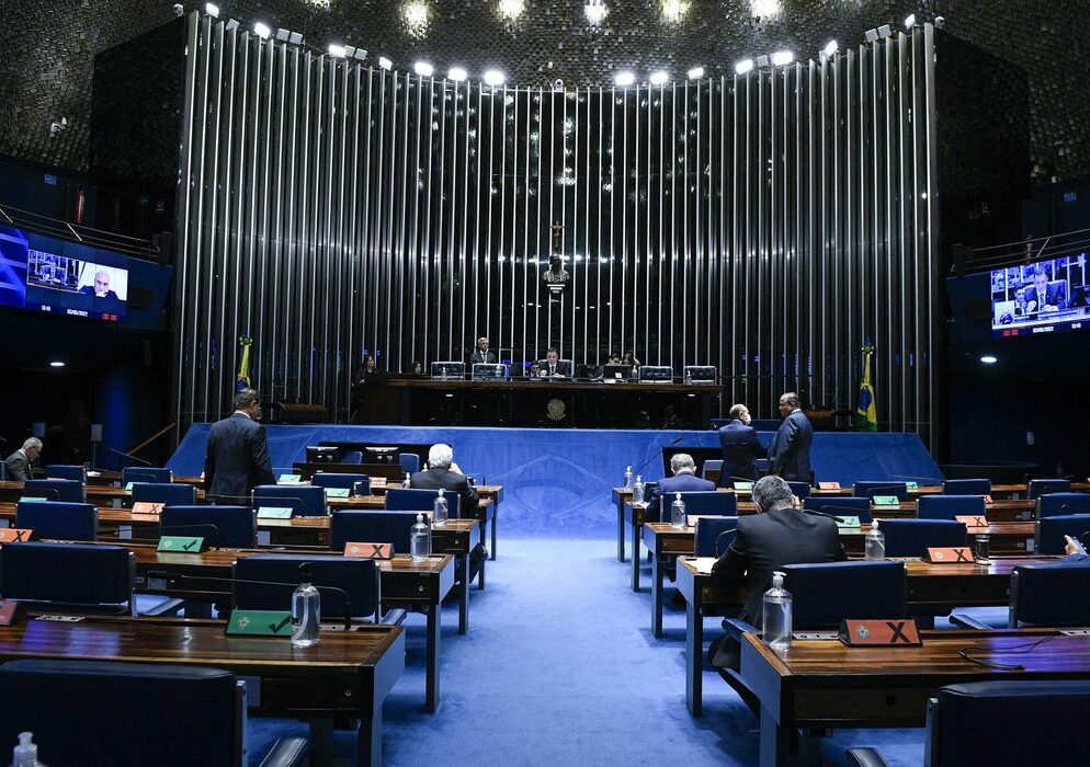 Senado aprova projeto que limita ICMS dos combustíveis