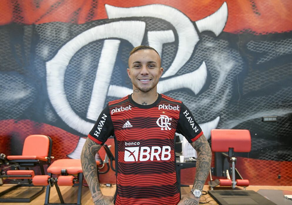 Flamengo anuncia saída de Isla e chegada de Everton Cebolinha