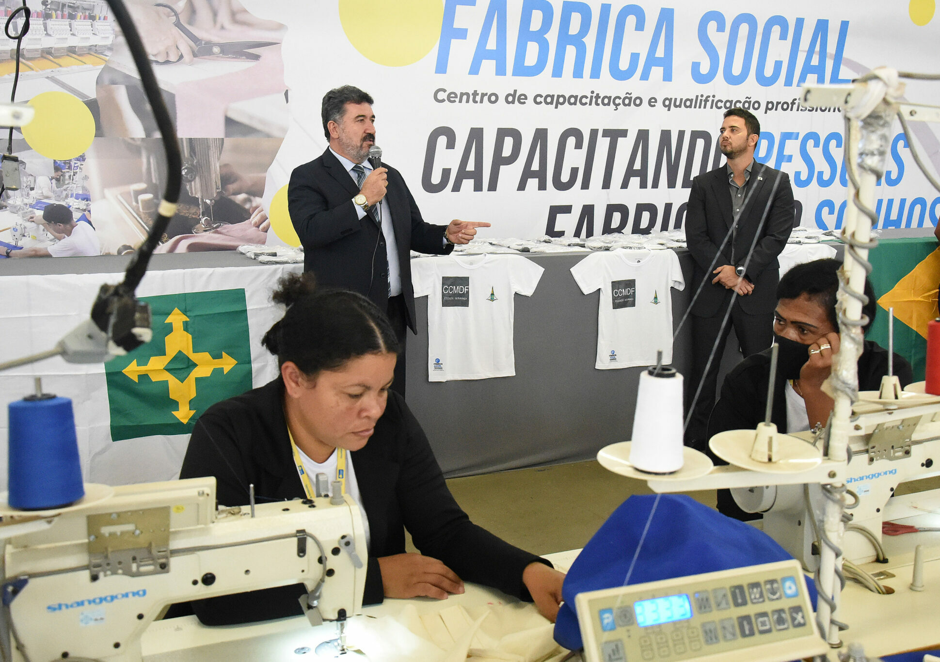 Fábrica Social produz uniformes para escolas de gestão compartilhada