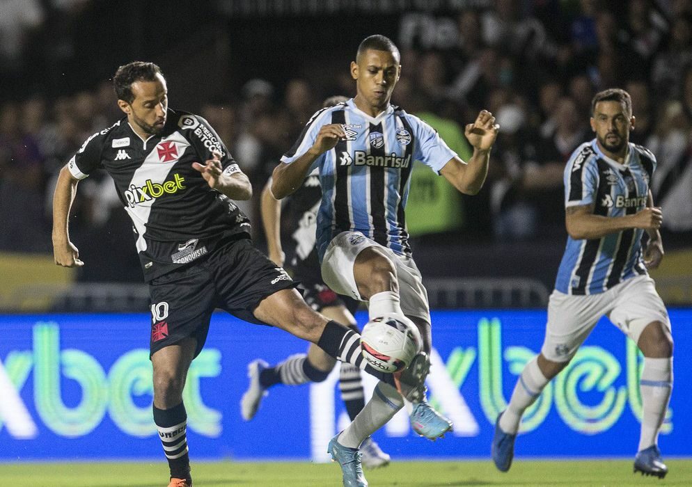 Vasco para no travessão e empata com Grêmio em São Januário