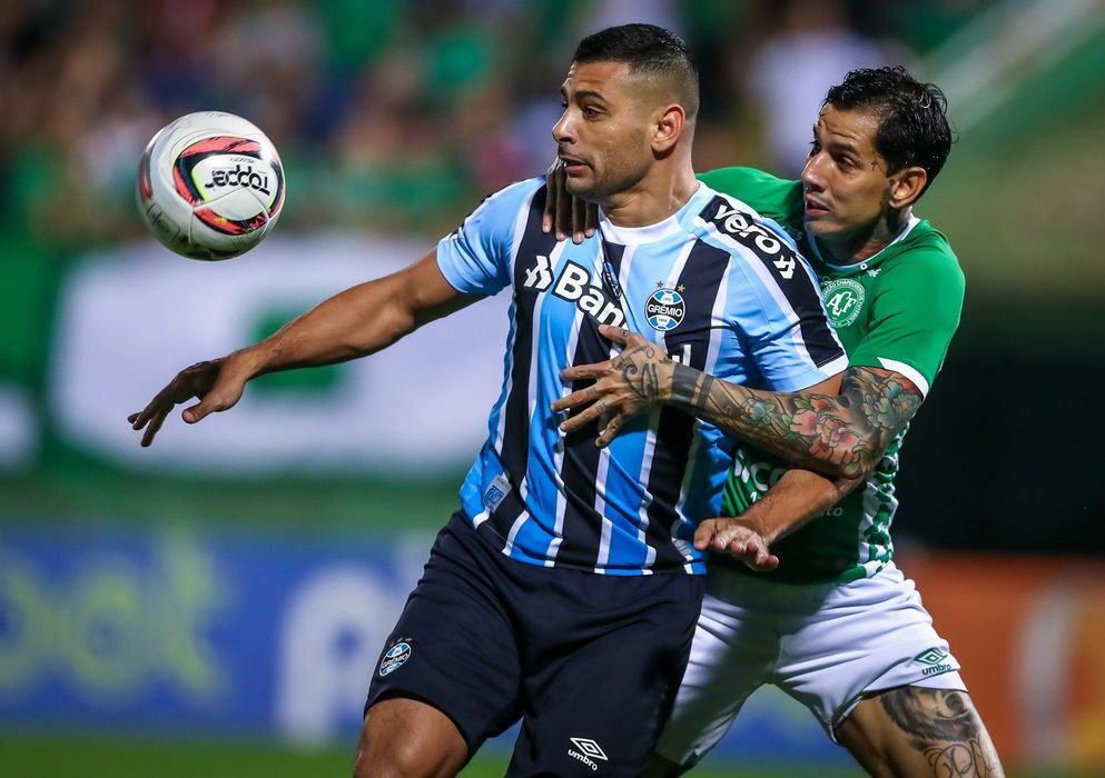 Com um a menos, Grêmio segura empate com Chapecoense pela Série B