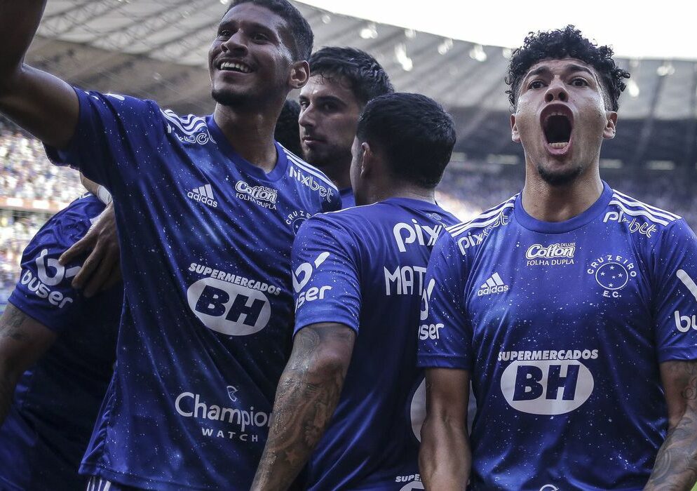 Cruzeiro segura pressão, vence Bahia e dispara na ponta da Série B