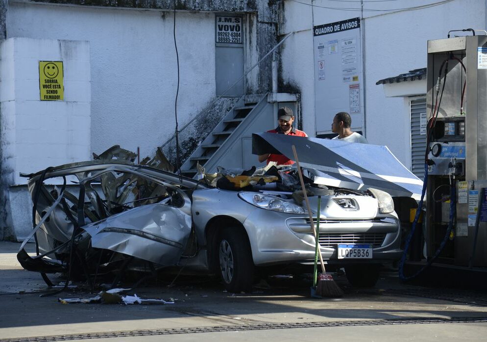 Morre motorista de carro que explodiu em posto no Rio