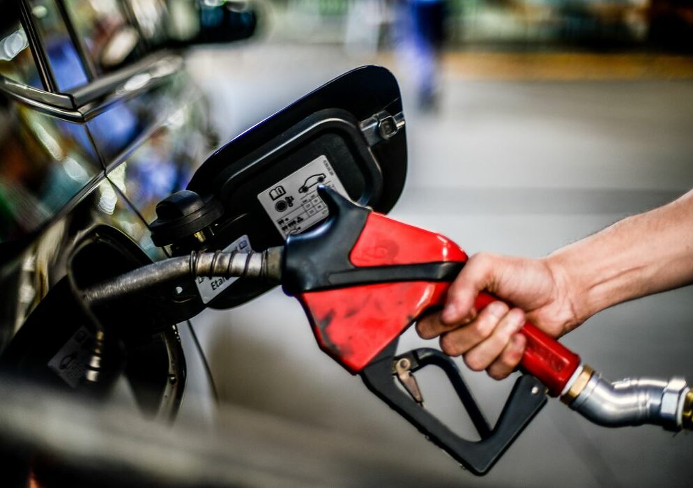 Preço médio da gasolina cai R$ 0,90 no país em três semanas