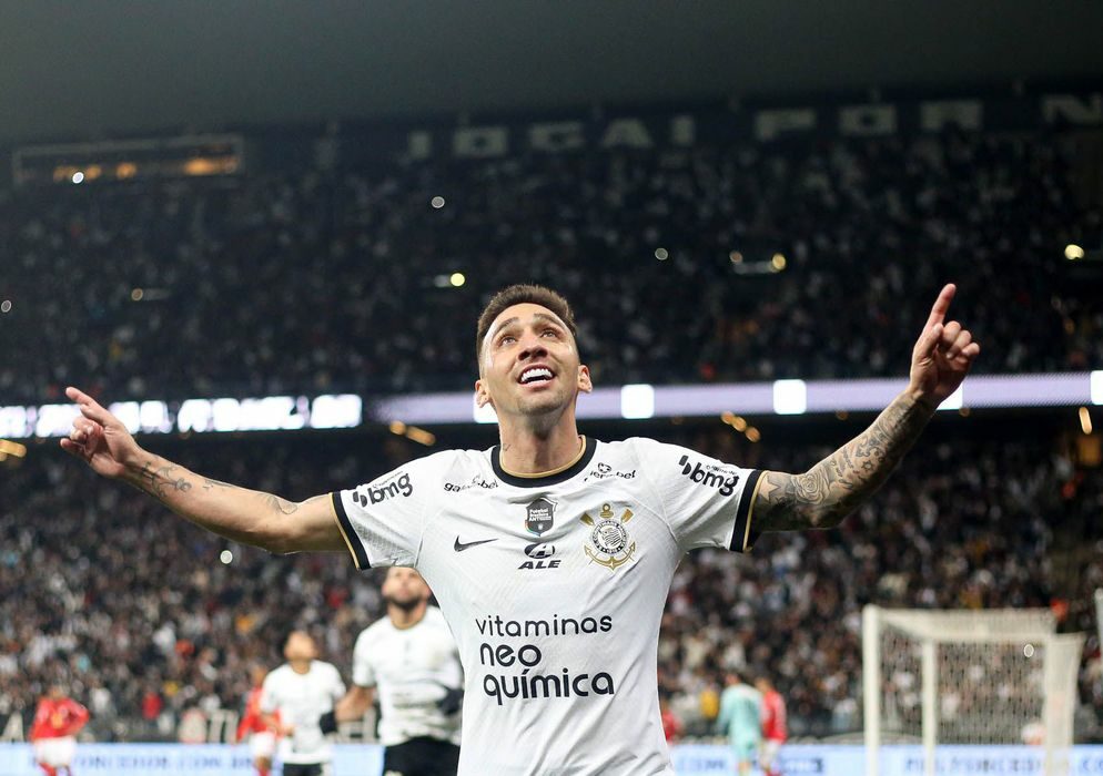 Corinthians vence Bragantino e encerra seca de vitórias no Brasileiro