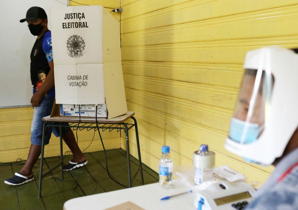 TSE volta a proibir celular, mesmo desligado, na cabine de votação