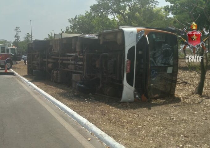 Ônibus tomba no Eixo Monumental, e 11 pessoas ficam feridas