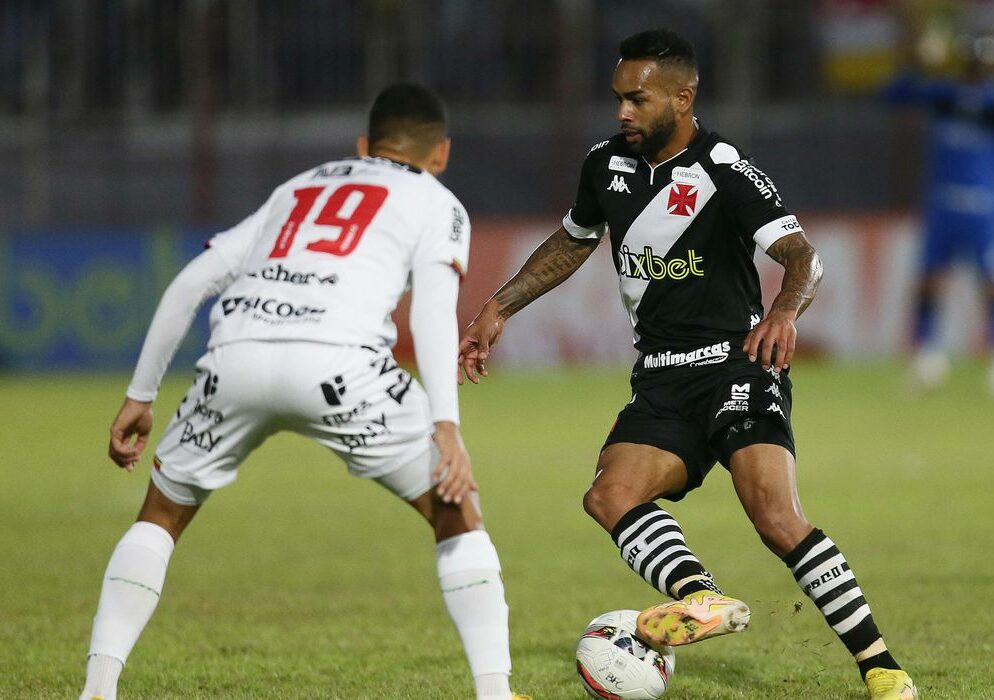 Vasco perde para Brusque em jogo no qual teve dois gols anulados