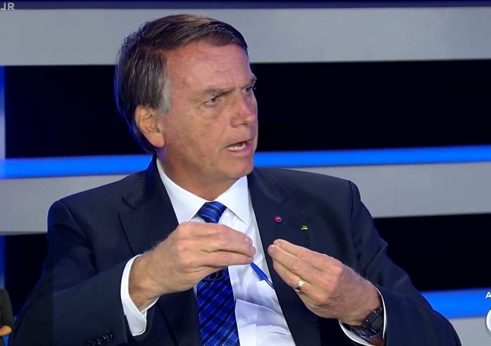 Bolsonaro diz que não houve atraso na vacinação contra covid-19