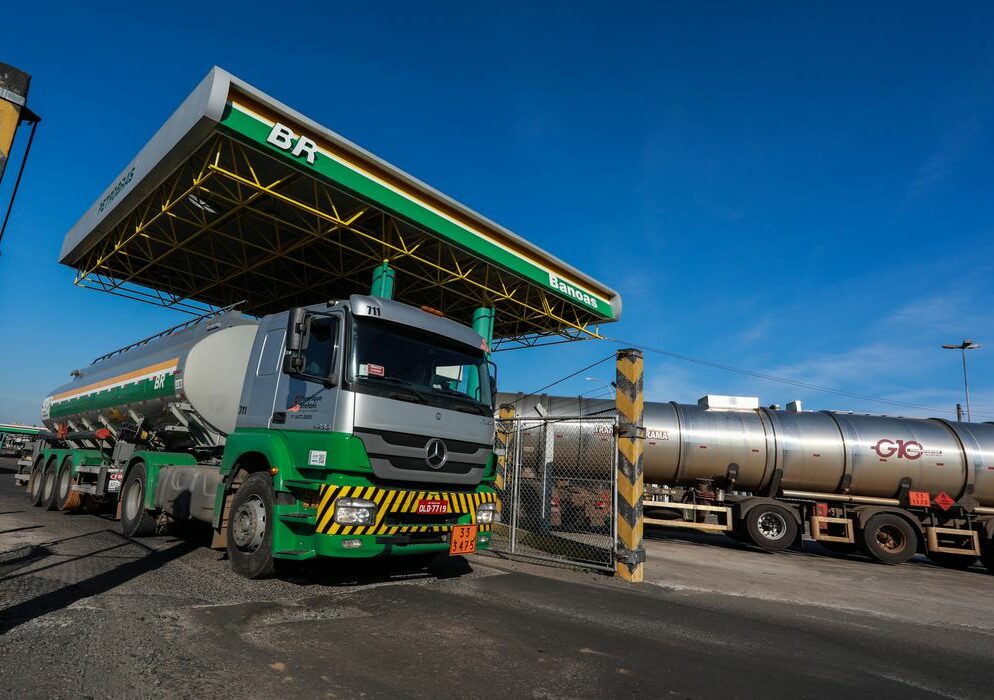 caminhao-tanque_em_refinaria_da_petrobras_em_canoas_rs-aspect-ratio-768-541