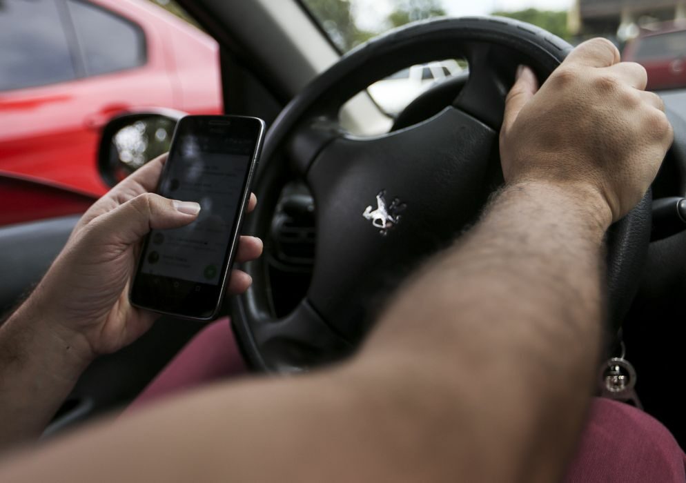 Uso de celular ao volante é atitude que mais incomoda motorista