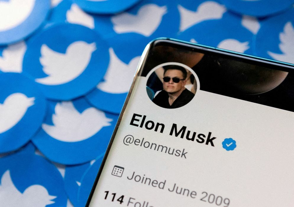 Elon Musk assume Twitter e demite alto escalão