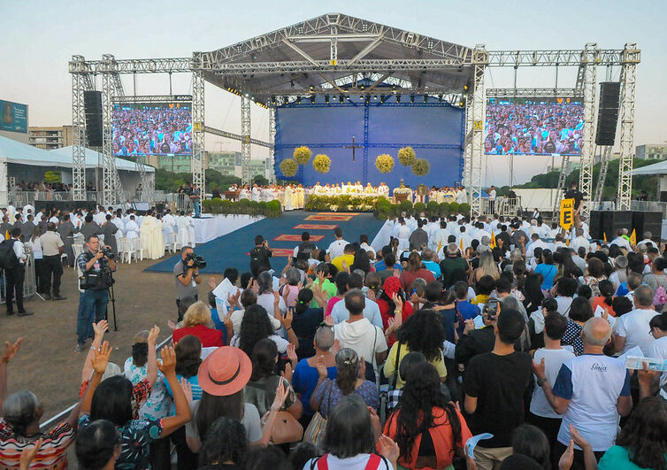 Fiéis festejam Nossa Senhora Aparecida com missa na Esplanada