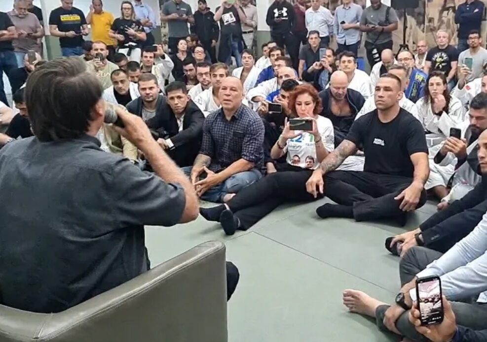 Bolsonaro se econtra com lutadores e recebe apoio em São Paulo