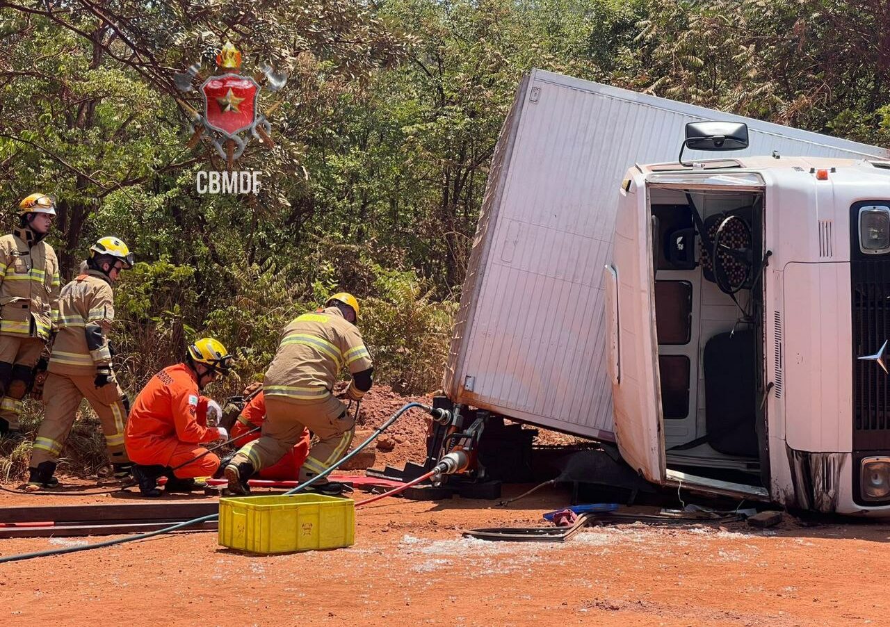 Caminhão tomba sobre passageiros e deixa dois óbitos na região do Gama