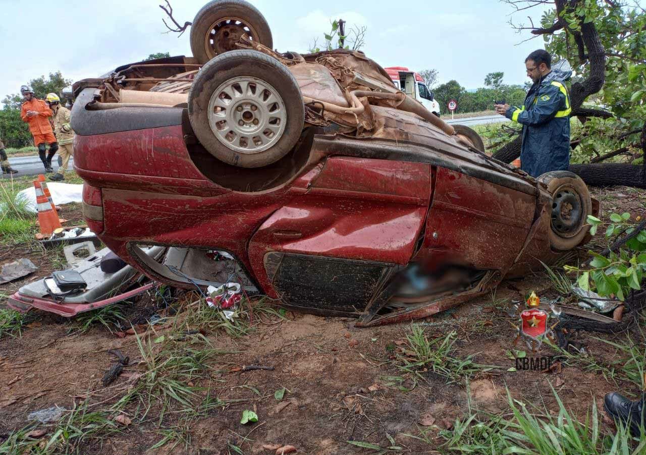 Veículo capota na BR 020 na saída de Planaltina e duas pessoas morrem