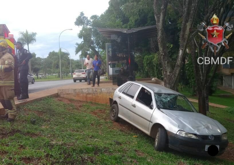 Após colisão entre dois carros, um deles se desgoverna e atropele pedestre na parada de ônibus