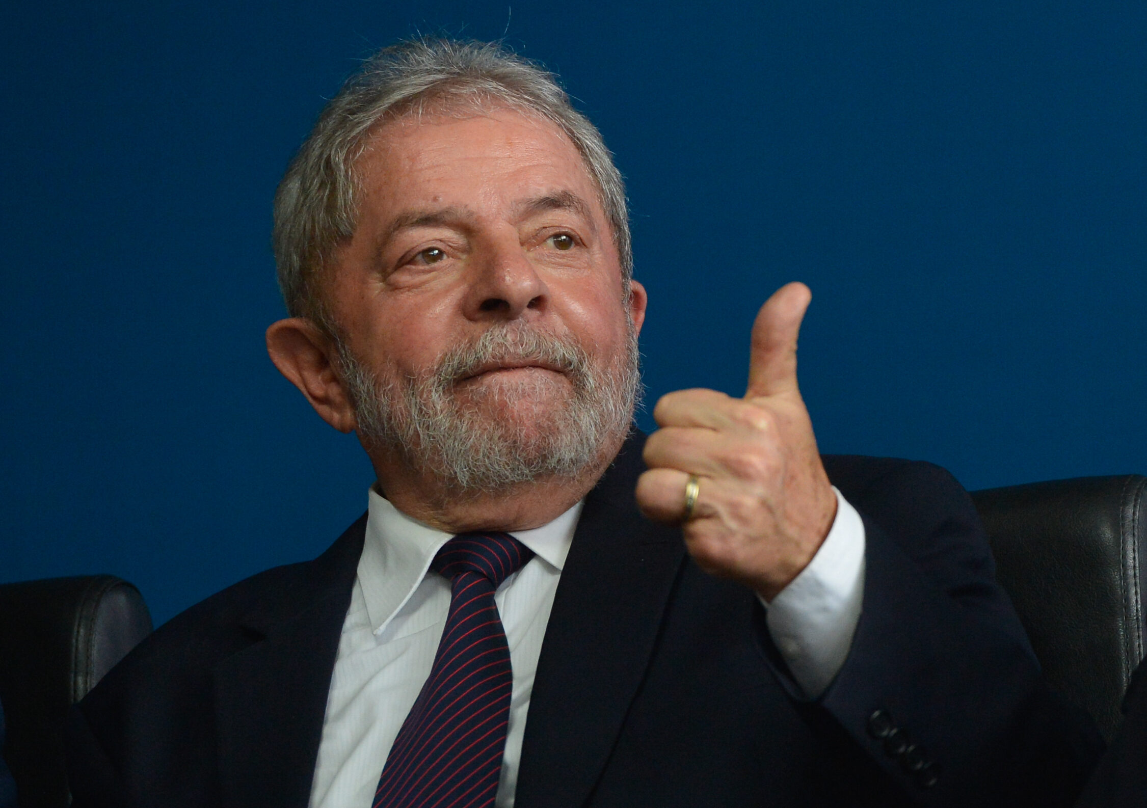 Lula fez cirurgia para retirada de lesão na laringe