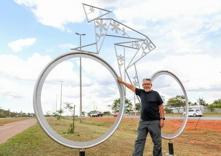 Escultura de bike em aço reverencia o esporte no Lago Norte