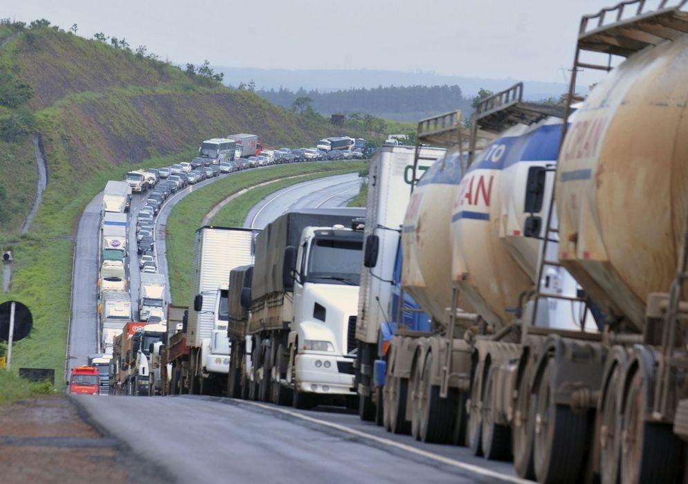 Caminhoneiros voltam a bloquear rodovias em ao menos três estados