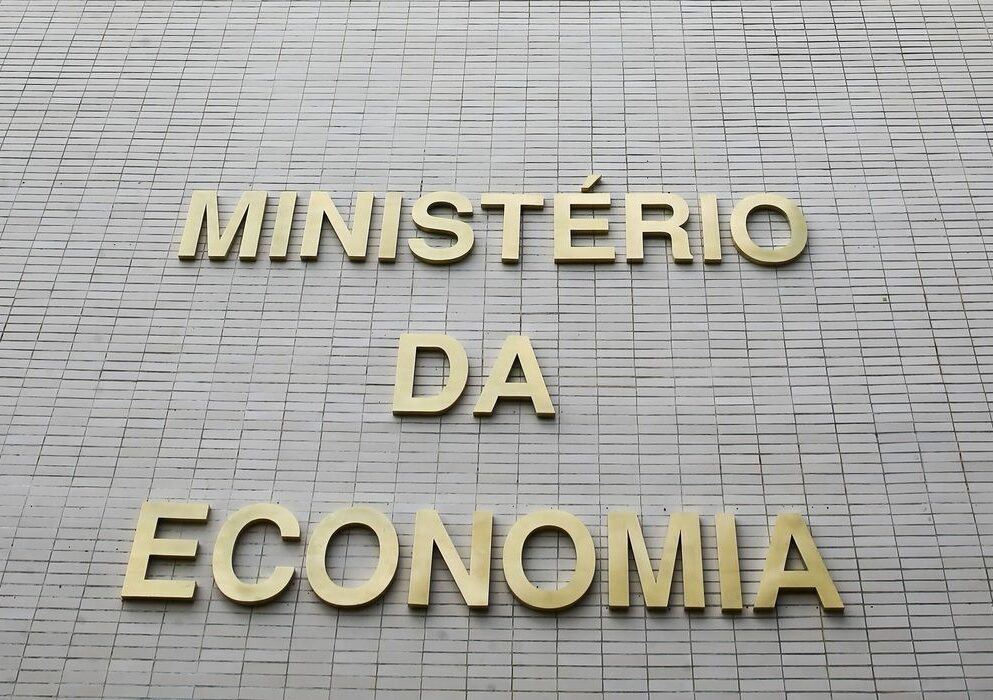 Governo bloqueia mais R$ 5,7 bi do Orçamento para cumprir teto