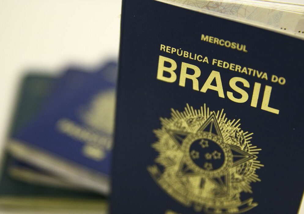 Secretário promete liberar verba para retomar emissão de passaportes