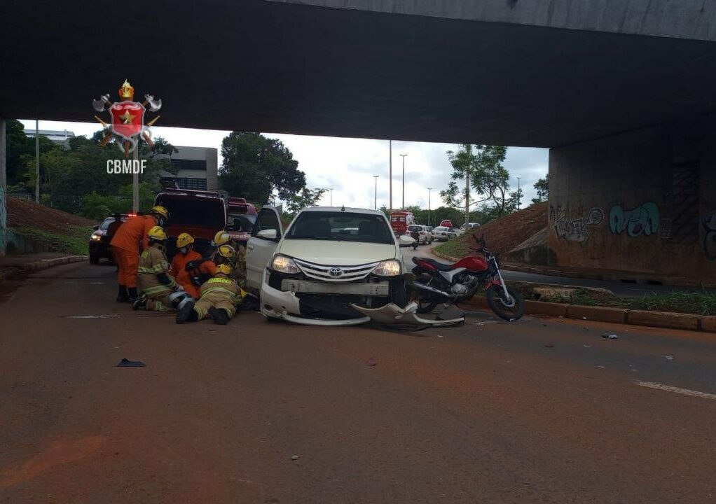 Motociclista perde controle na curva e vai parar embaixo de carro na L2 Sul