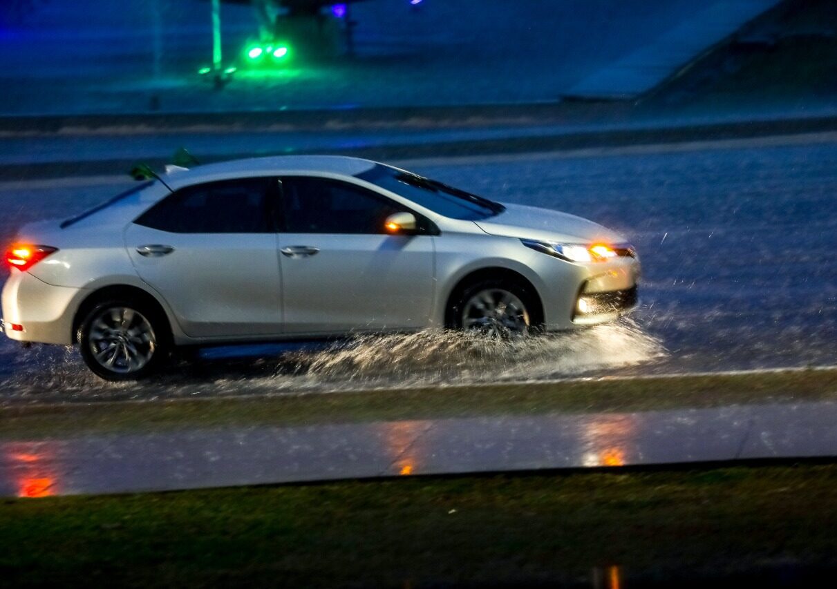 Em temporada de chuva, redobre os cuidados ao dirigir pelas ruas do DF