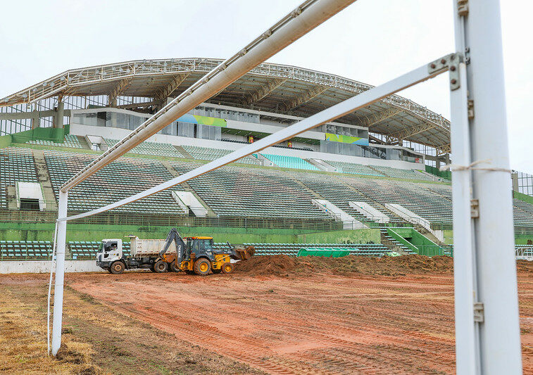 Gramado do Estádio Bezerrão está sendo reformado