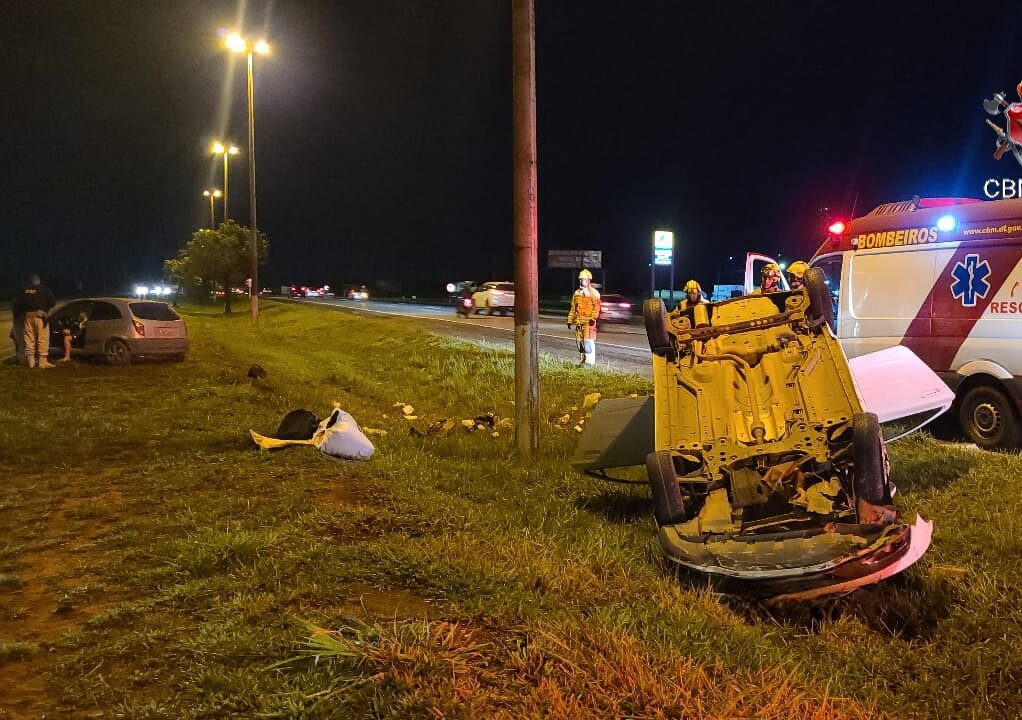 Colisão seguida de capotamento envolvendo dois veículos na BR 040 em Santa Maria