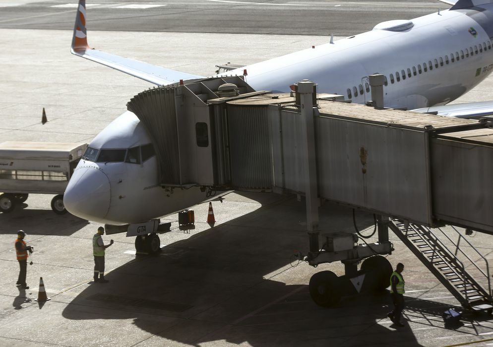 Pilotos e comissários de voo decretam greve para próxima segunda-feira