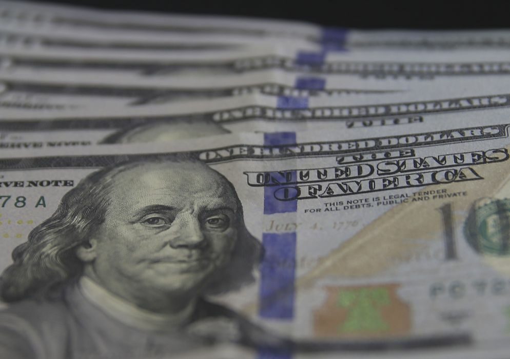 Dólar tem leve alta e sobe para R$ 5,30 após decisões do STF