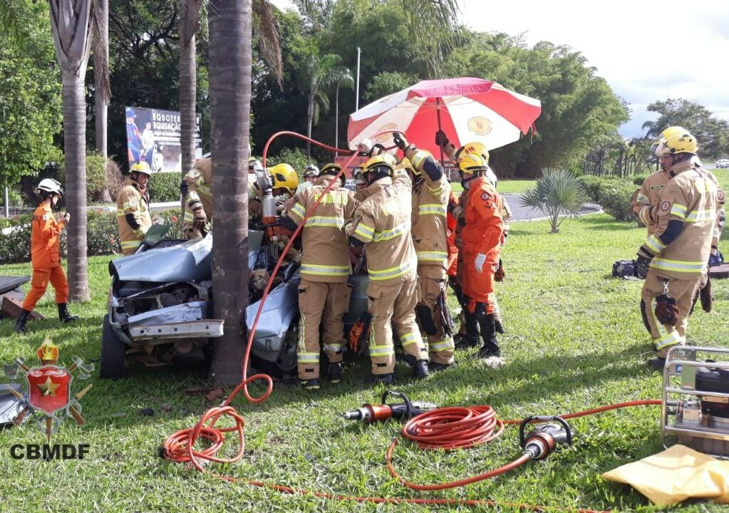 Carro colide em árvore na BR 040, em frente ao Brasília Country Club