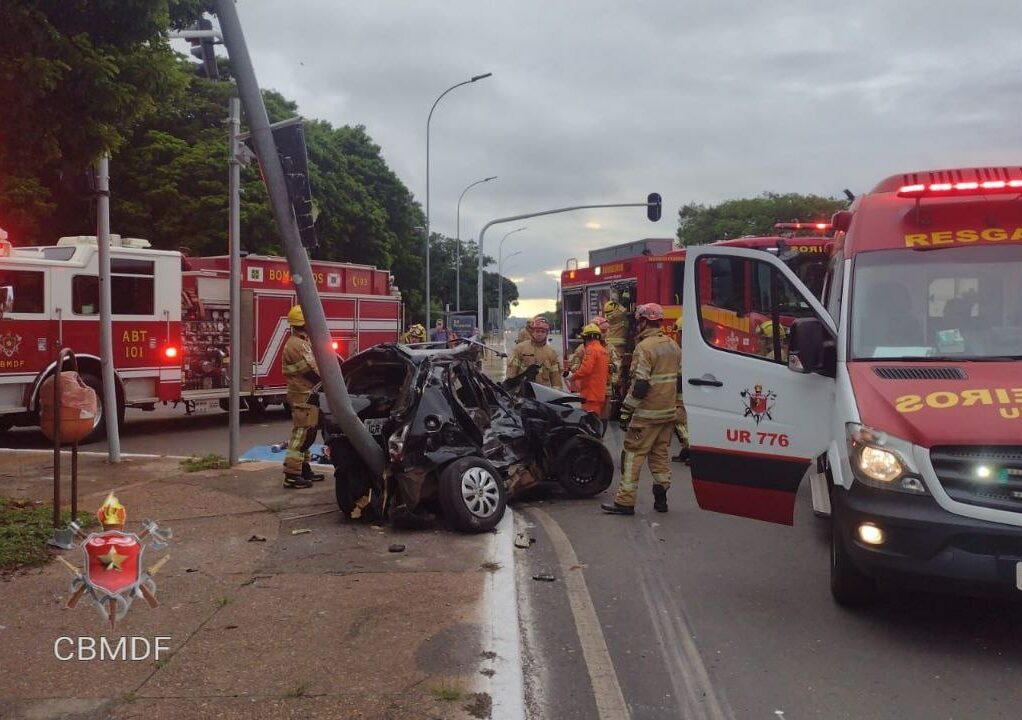 Colisão entre carro e ônibus deixa dois mortos na Esplanada