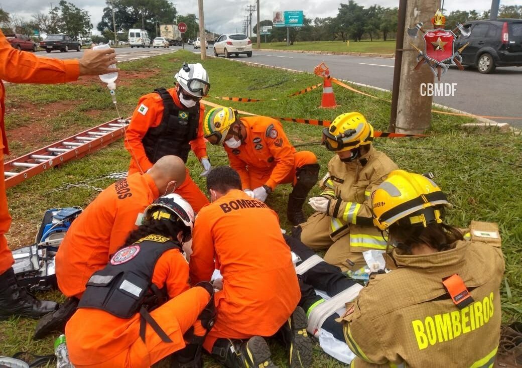 Homem recebe descarga elétrica durante manutenção de rede de telecomunicações na EPIA