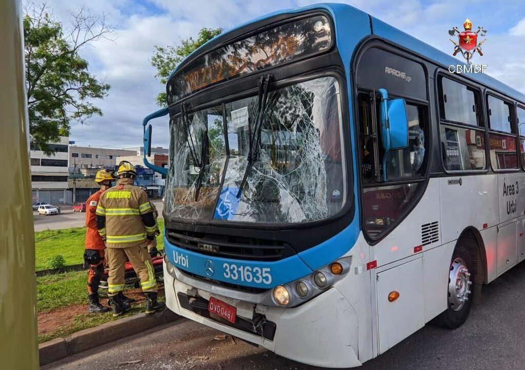 Colisão entre dois ônibus deixa 5 feridos na EPNB